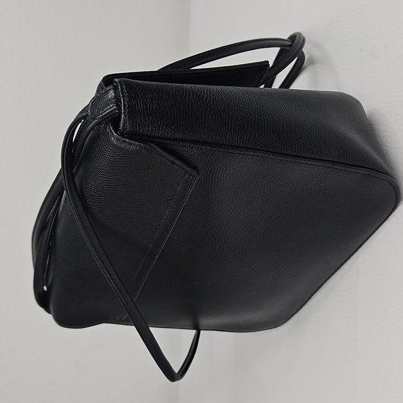 Authentic Gianni Versace 90's Leather Crossbody Shoulder Bag - Picture 5 of 16